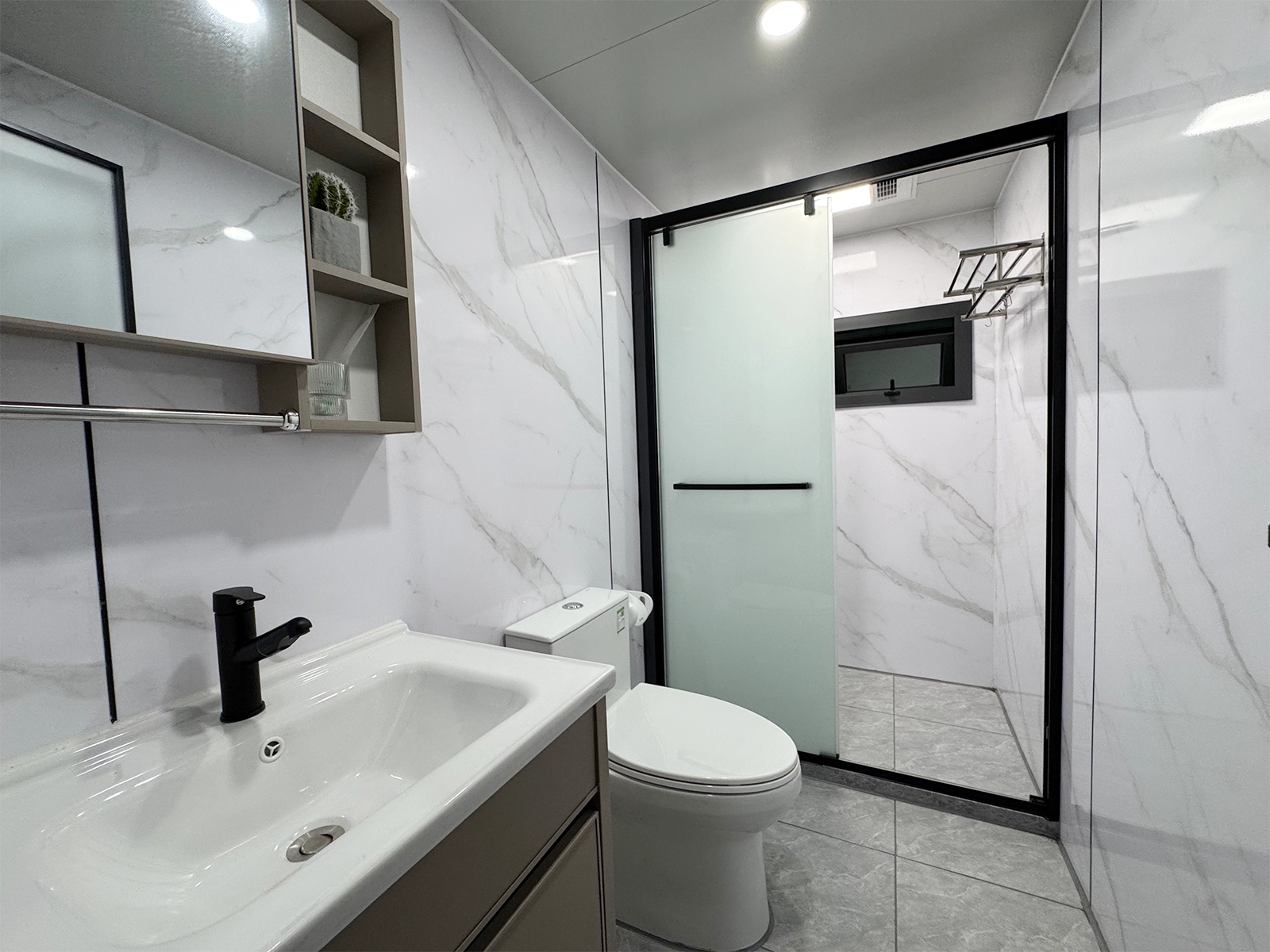 Modern 40ft Expandable Container House Interior – Open Living Space and Durable Structure