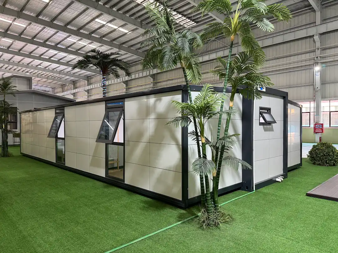 40ft-dual-wing-container-exterior-1 Exterior view of 40ft dual-wing expandable container house deployed at construction site