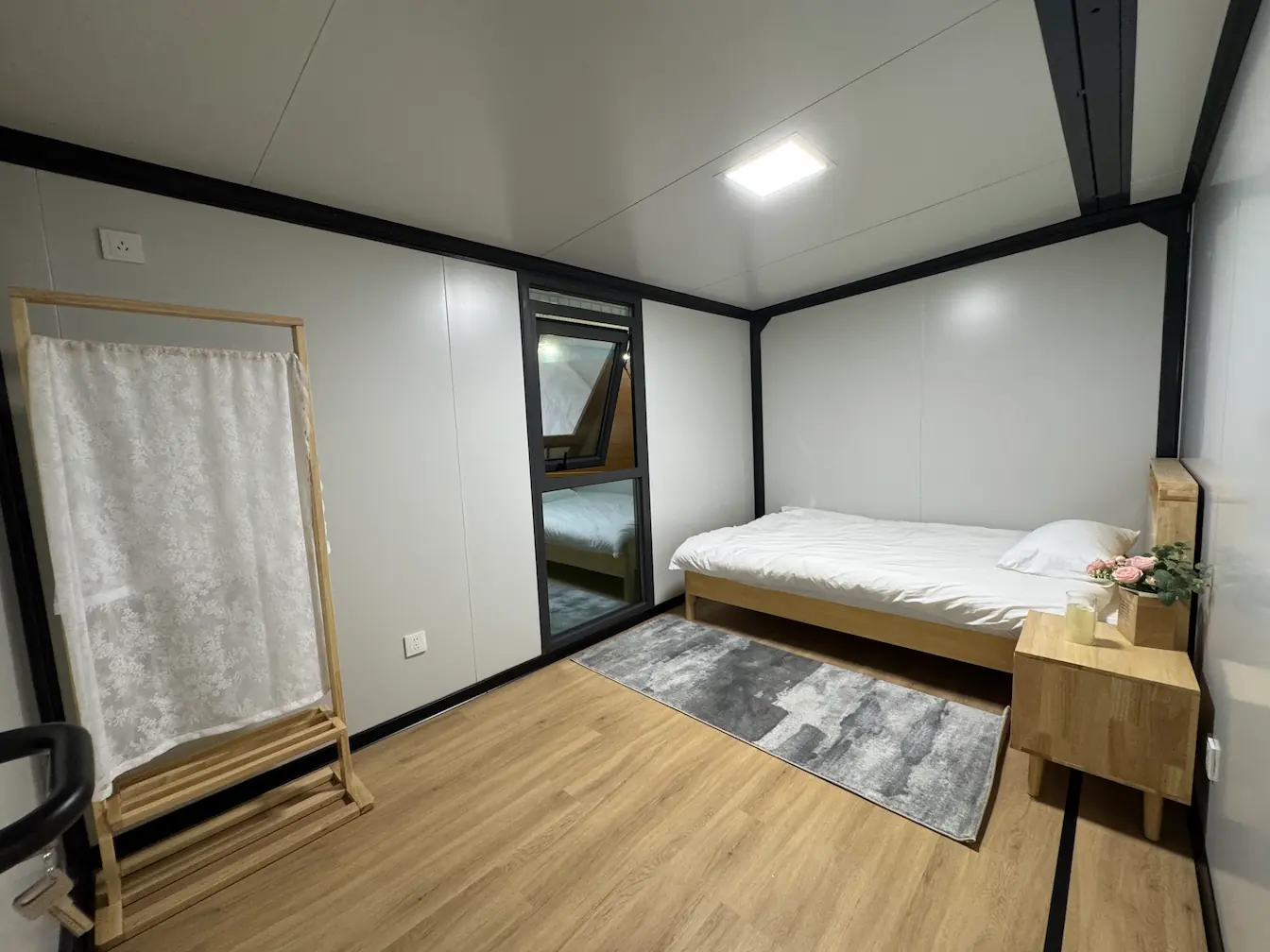 40ft-dual-wing-container-interior-1 High-quality expandable container house interior showing open layout and durable flooring