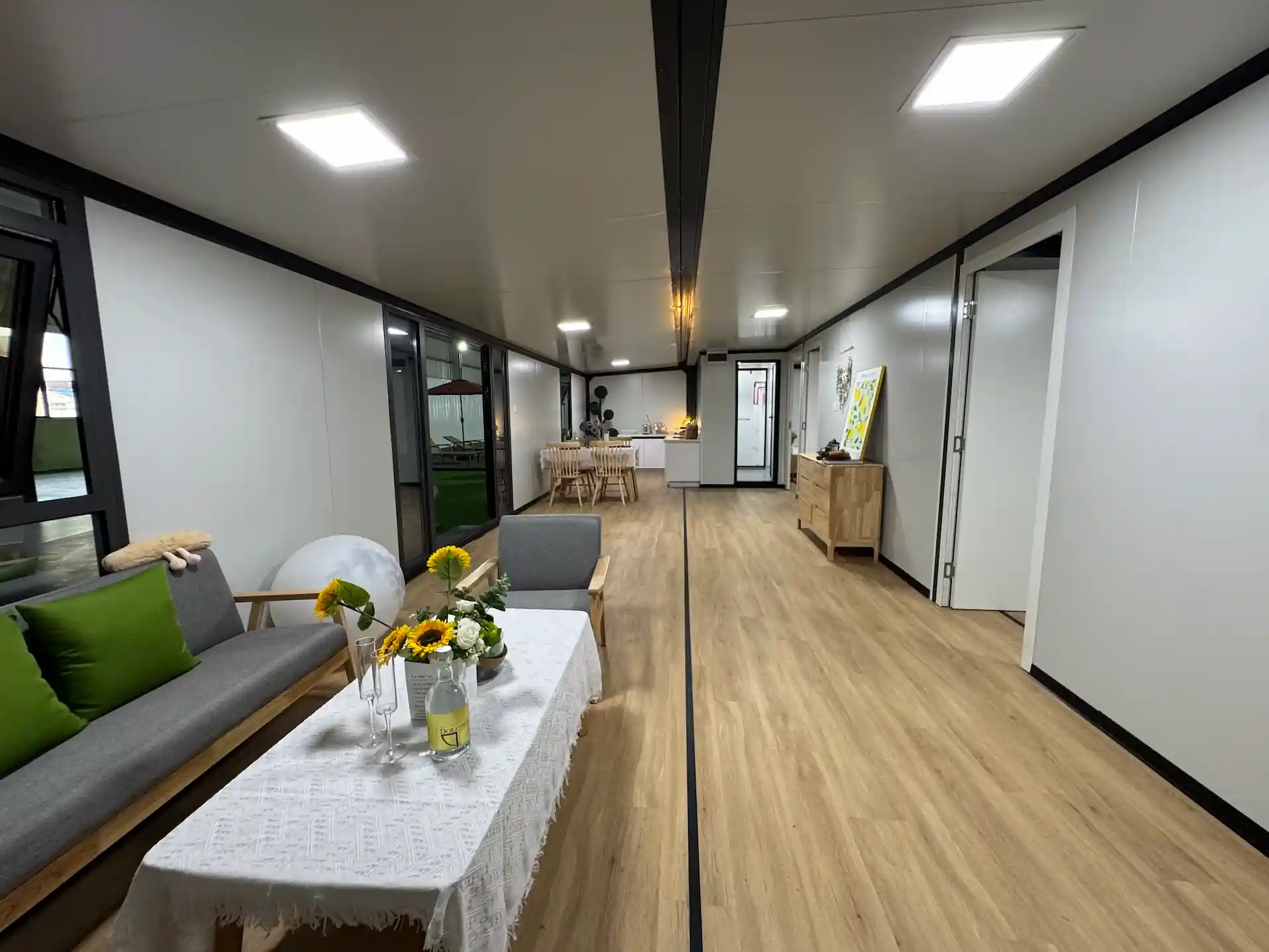 40ft-dual-wing-container-interior-2 High-quality expandable container house interior showing open layout and durable flooring