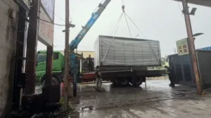 Expandable Container Houses for Remote Mining Camps in South America 3 Crane lifting a prefabricated expandable container unit for modular mining camp housing installation in South America